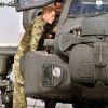 Le prince Harry en mission : il examine le canon et le cockpit d'un hélicoptère Apache sur la base Camp Bastion en Afghanistan, le 8 septembre 2012