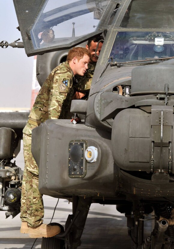 Le prince Harry en mission : il examine le canon et le cockpit d'un hélicoptère Apache sur la base Camp Bastion en Afghanistan, le 8 septembre 2012