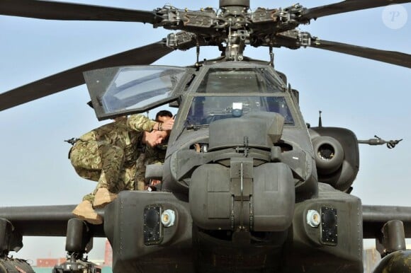 Le prince Harry en mission : il examine le canon et le cockpit d'un hélicoptère Apache sur la base Camp Bastion en Afghanistan, le 8 septembre 2012
