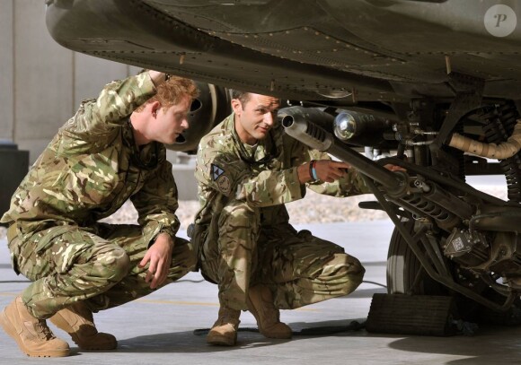Le prince Harry en mission : il examine le canon et le cockpit d'un hélicoptère Apache sur la base Camp Bastion en Afghanistan, le 8 septembre 2012