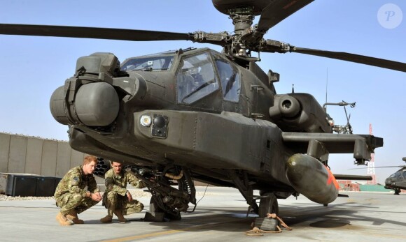 Le prince Harry en mission : il examine le canon et le cockpit d'un hélicoptère Apache sur la base Camp Bastion en Afghanistan, le 8 septembre 2012