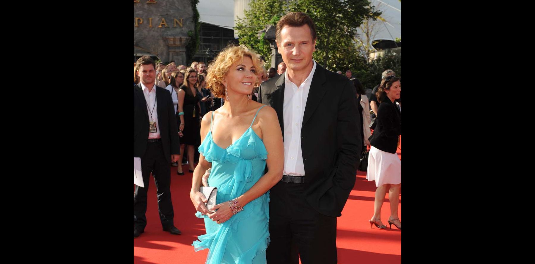Liam Neeson Et Sa Nouvelle Conjointe PHOTOS : Liam Neeson et sa femme volent la vedette à l'équipe de Narnia