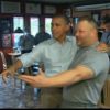 Complicité entre Barack Obama et un pizzaïolo, le dimanche 9 septembre 2012 dans le cadre de sa campagne à l'élection présidentielle.