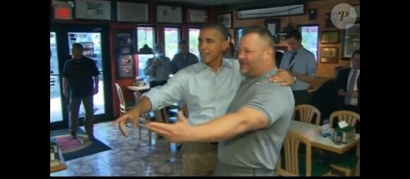 Complicité entre Barack Obama et un pizzaïolo, le dimanche 9 septembre 2012 dans le cadre de sa campagne à l'élection présidentielle.