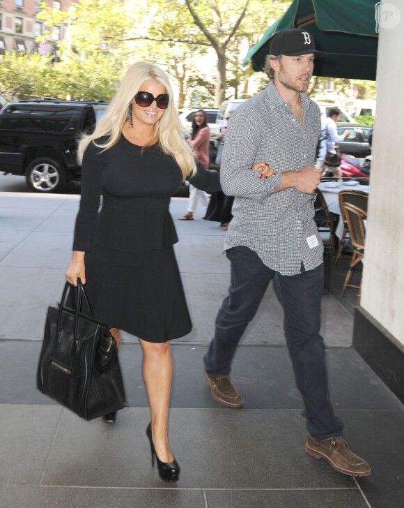 Jessica Simpson et son fiancé Eric Johnson se dirigent vers le Cafe Fiorello pour déjeuner. New York, le 10 septembre 2012.