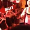 Miley Cyrus assiste au strip-tease d'une octogénaire à Hollywood, le dimanche 9 septembre 2012.