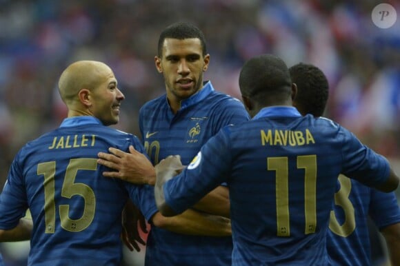 Etienne Capoue félicité par ses partenaires après son but lors du match de l'équipe de France face à la Biélorussie (3-1) en qualification au mondial brésilien le 11 septembre 2012 à Saint-Denis