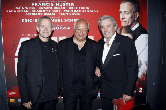 Alain Delon, Eric-Emmanuel Schmitt et Francis Huster à la première de la pièce Anne Frank au Théâtre Rive Gauche à Paris, le 11 septembre 2012.