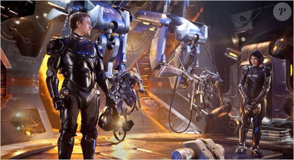 Charlie Hunnam et Rinko Kikuchi dans le film de SF Pacific Rim de Guillermo del Toro.