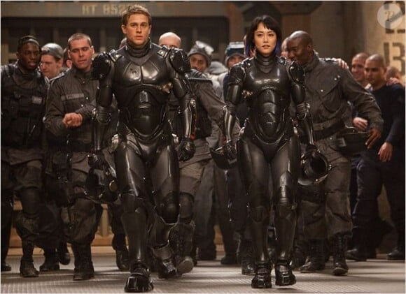 Charlie Hunnam et Rinko Kikuchi dans Pacific Rim de Guillermo del Toro.