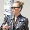 Jessica Alba choisit un total look noir pour rayonner à New York. Un chignon de danseuse vient twister son look sombre. Une allure superbe !
