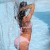 Candice Swanepoel sous une cascade pose langoureusement pour un shooting de Victoria's Secret. Miami septembre 2012