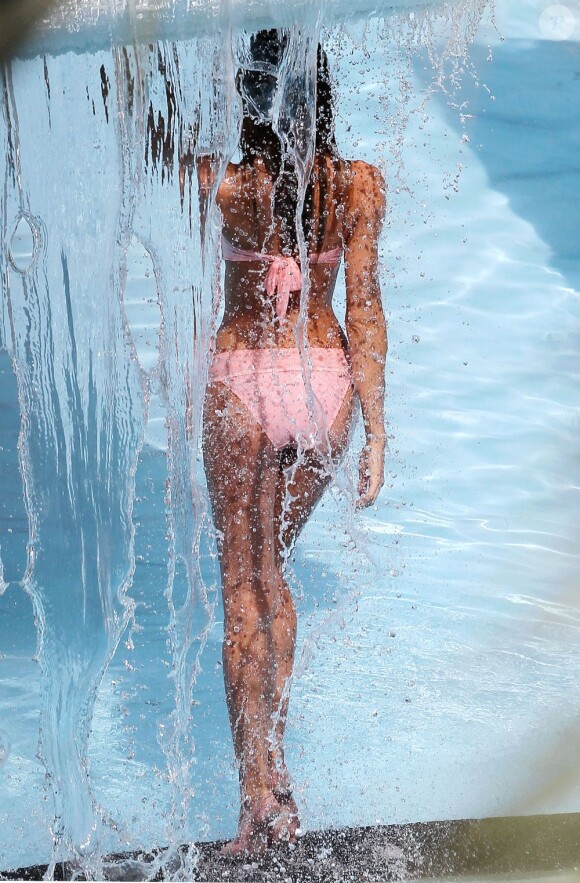 Candice Swanepoel sensuelle en maillot rose pour la nouvelle Victoria's Secret. Miami septembre 2012