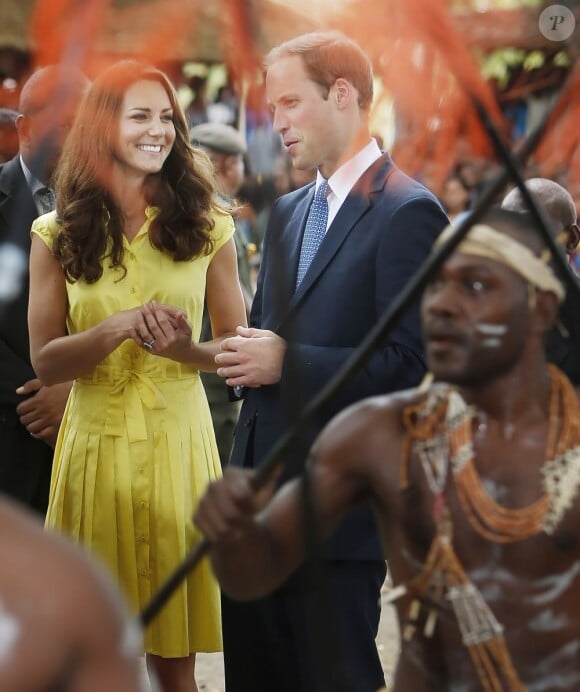 Le prince William et son épouse Kate ont visité un village culturel où les attendaient danses, chants et musiques traditionnels et ont été reçus par des guerriers et femmes en habits traditionnels à Honiara dans les Iles Salomon le 17 septembre 2012