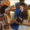 Kate Middleton a reçu un joli cadeau lors de la visite d'un village culturel à Honiara dans les Iles Salomon le 17 septembre 2012