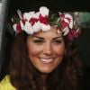 Kate Middleton a reçu une couronne de fleurs lors de sa visite d'un village culturel où l'attendaient danses, chants et musiques traditionnels et a été reçue par des guerriers et femmes en habits traditionnels à Honiara dans les Iles Salomon le 17 septembre 2012