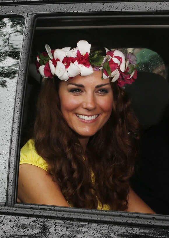 Kate Middleton a reçu une couronne de fleurs lors de sa visite d'un village culturel où l'attendaient danses, chants et musiques traditionnels et a été reçue par des guerriers et femmes en habits traditionnels à Honiara dans les Iles Salomon le 17 septembre 2012