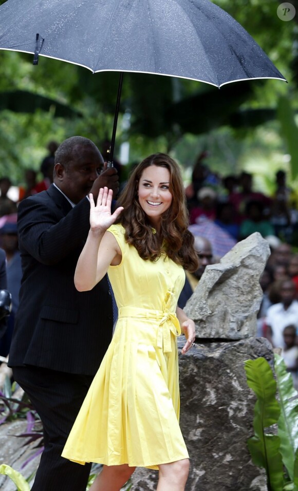 Kate Middleton était rayonnante lors de la visite d'un village culturel à Honiara dans les Iles Salomon le 17 septembre 2012