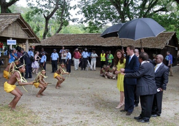 Le prince William et son épouse Kate ont assisté à des danses, chants et musiques traditionnels lors de la visite d'un village culturel à Honiara dans les Iles Salomon le 17 septembre 2012