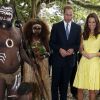 Le prince William et son épouse Kate ont visité un village culturel où les attendaient danses, chants et musiques traditionnels et ont été reçus par des guerriers et femmes en habits traditionnels à Honiara dans les Iles Salomon le 17 septembre 2012