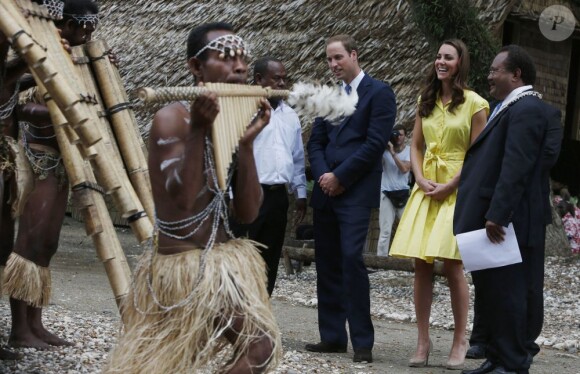 Le prince William et son épouse Kate ont eu le droit à un God Save The Queen très spécial lors de la visite d'un village culturel à Honiara dans les Iles Salomon le 17 septembre 2012