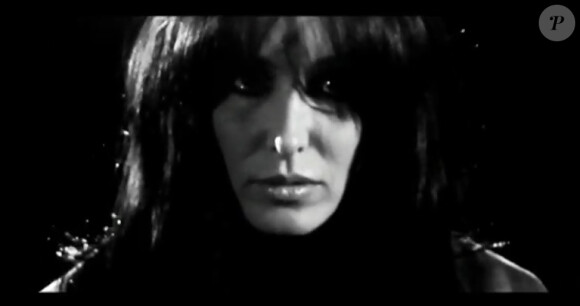 Jenifer interprète avec émotion son titre dans la vidéo web de L'amour et moi