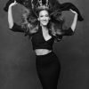 Sarah Jessica Parker, pose avec l'iconique veste Chanel.
La Petite Veste Noire : Un classique de CHANEL revisité par Karl Lagerfeld et Carine Roitfeld, Steidl, Göttingen, 2012