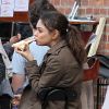Mila Kunis fait une pause le tournage du film The Angriest Man in Brooklyn à New York en septembre 2012