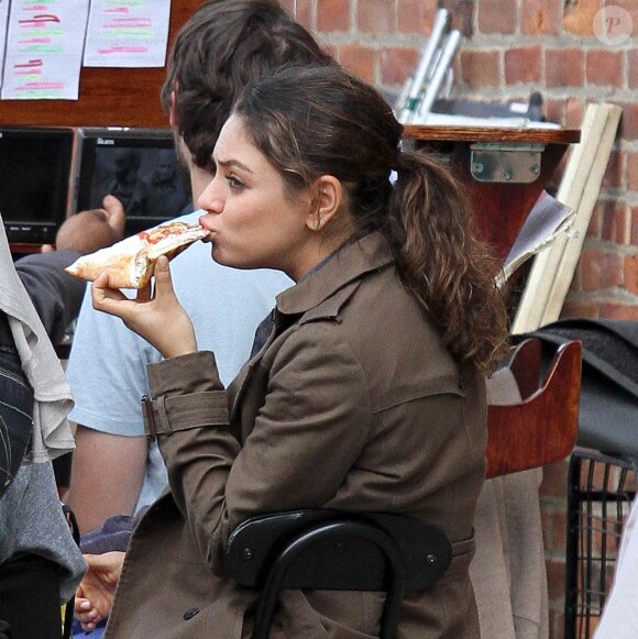 Mila Kunis fait une pause le tournage du film The Angriest Man in Brooklyn à New York en septembre 2012