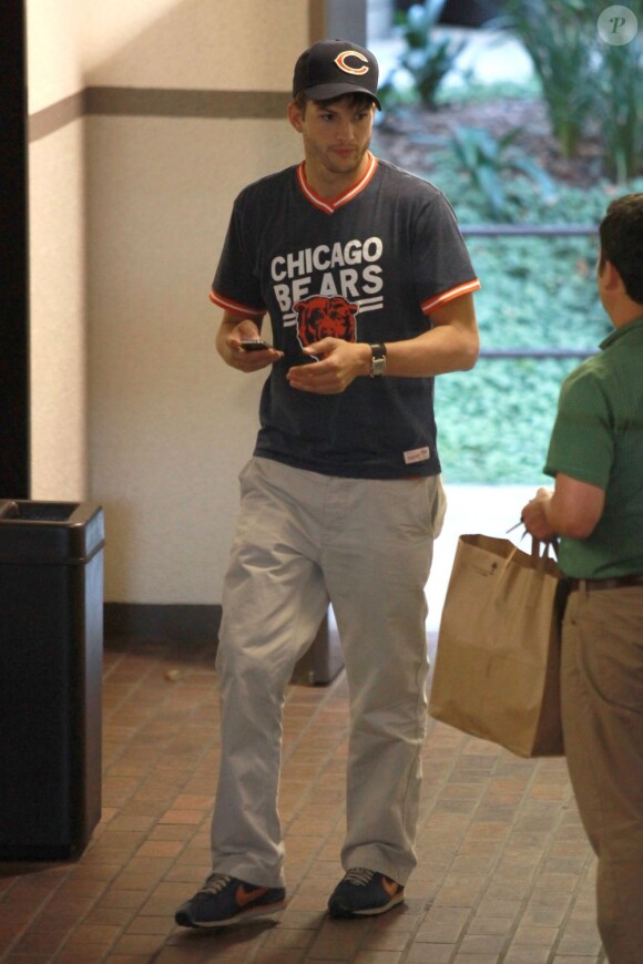Ashton Kutcher, toujours le smartphone à la main, à Los Angeles le 4 septembre 2012