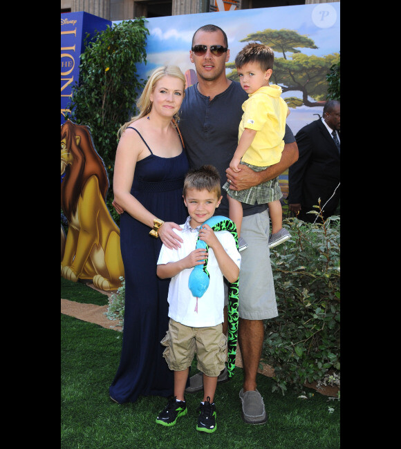 Melissa Joan Hart, son mari et leur deux premiers garçons en août 2011 à Los Angeles