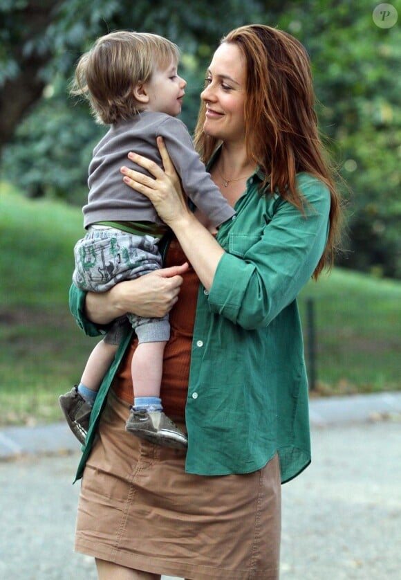 Alicia Silverstone avec son fils Bear Blu sur le plateau de la comédie Gods Behaving Badly à New York, le 19 septembre 2012.