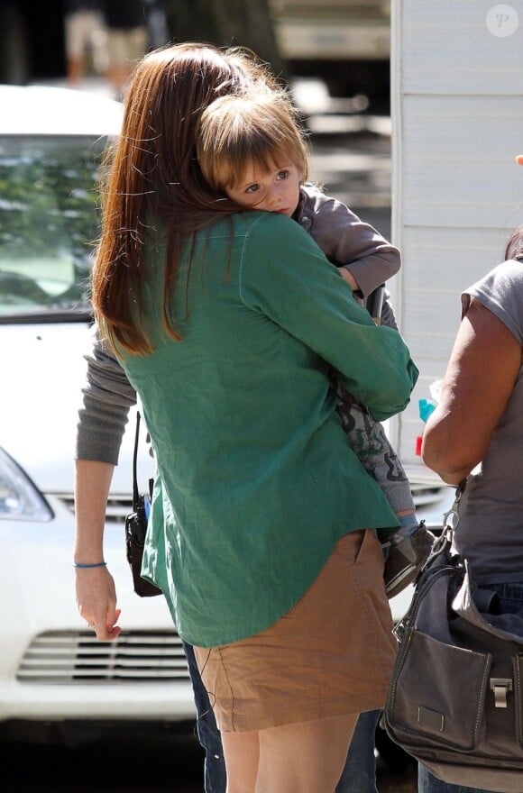 Alicia Silverstone avec son fils Bear Blu sur le plateau de la comédie Gods Behaving Badly à New York, le 19 septembre 2012.