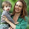 Alicia Silverstone avec son fils Bear Blu, né en mai 2011, sur le plateau de la comédie Gods Behaving Badly à New York, le 19 septembre 2012.