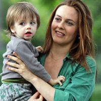 Alicia Silverstone : L'étrange maman passe de son fils à la bouche d'un acteur