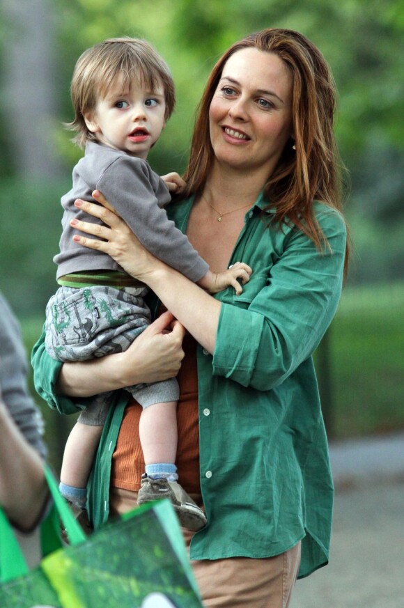 Alicia Silverstone avec son fils Bear Blu, né en mai 2011, sur le plateau de la comédie Gods Behaving Badly à New York, le 19 septembre 2012.