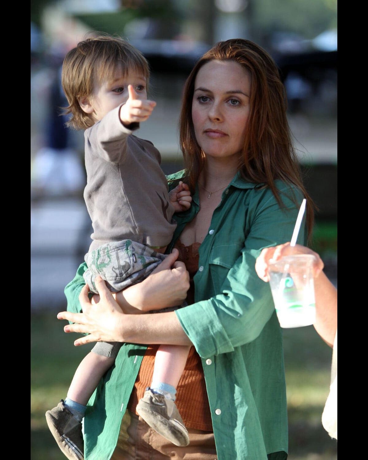 Photo Alicia Silverstone avec son fils Bear Blu sur le plateau de la