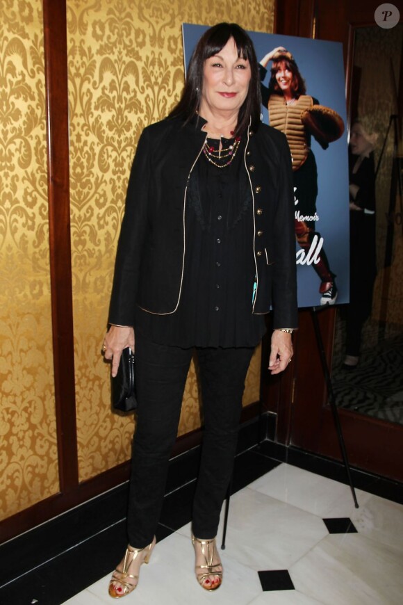 Anjelica Huston lors de la soirée qui marque la sortie du livre My Mother Was Nuts - A Memoir de Penny Marshall à New York City le 19 septembre 2012