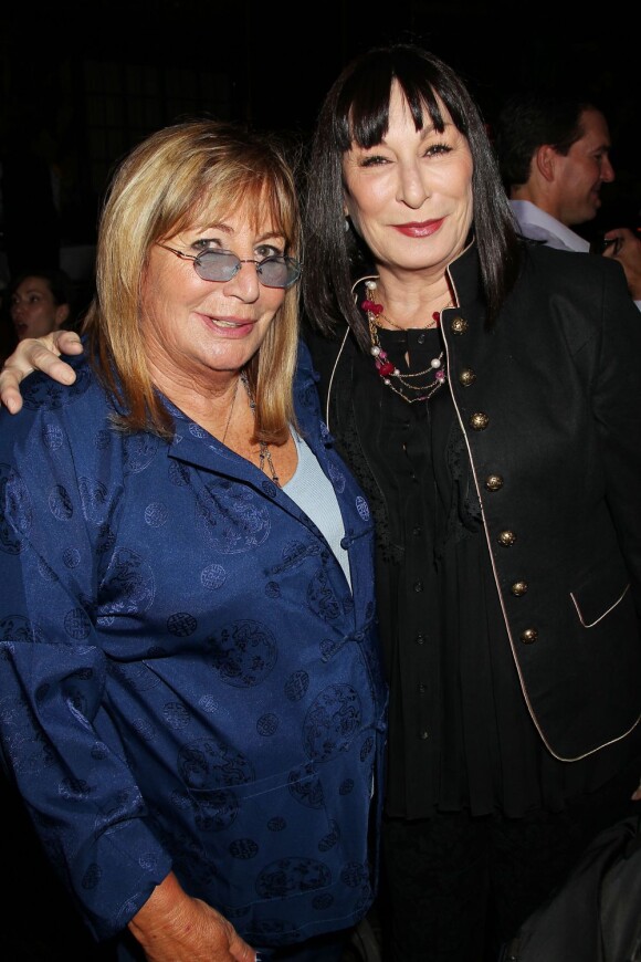 Anjelica Huston et Penny Marshall lors de la soirée qui marque la sortie du livre My Mother Was Nuts - A Memoir de Penny Marshall à New York City le 19 septembre 2012