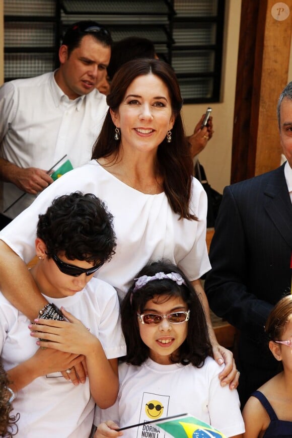 La princesse Mary de Danemark en visite dans une fondation pour déficients visuels à Rio de Janeiro, le 18 septembre 2012.