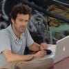 Romain Duris tourne Casse-tête chinois sur le toit d'un immeuble de Chinatown à New York, le 20 septembre 2012.