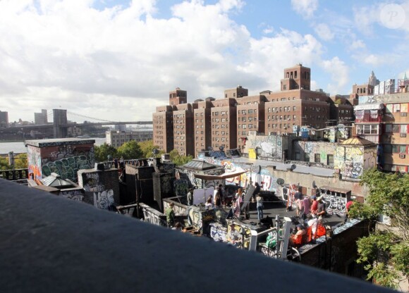 Romain Duris tourne Casse-tête chinois sur le toit d'un immeuble de Chinatown à New York, le 20 septembre 2012.