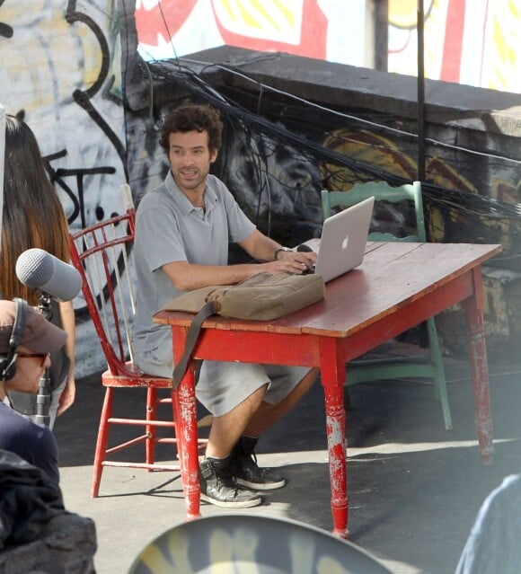 Romain Duris tourne Casse-tête chinois sur le toit d'un immeuble de Chinatown à New York, le 20 septembre 2012.
