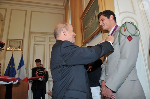 Florent Manaudou décoré lors d'une réception donnée en son honneur au ministère de la Défense de Paris le 12 septembre 2012 après sa médaille olympique obtenue sur le 50m nage libre à Londres.