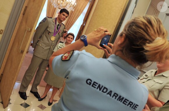 Florent Manaudou pris en photo lors d'une réception donnée en son honneur au ministère de la Défense de Paris le 12 septembre 2012 après sa médaille olympique obtenue sur le 50m nage libre à Londres.