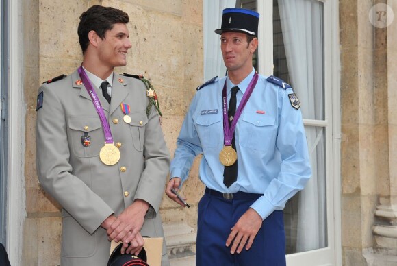 Florent Manaudou et Alain Bernard lors d'une réception donnée en leur honneur au ministère de la Défense de Paris le 12 septembre 2012 après leurs médailles olympiques obtenues à Londres.