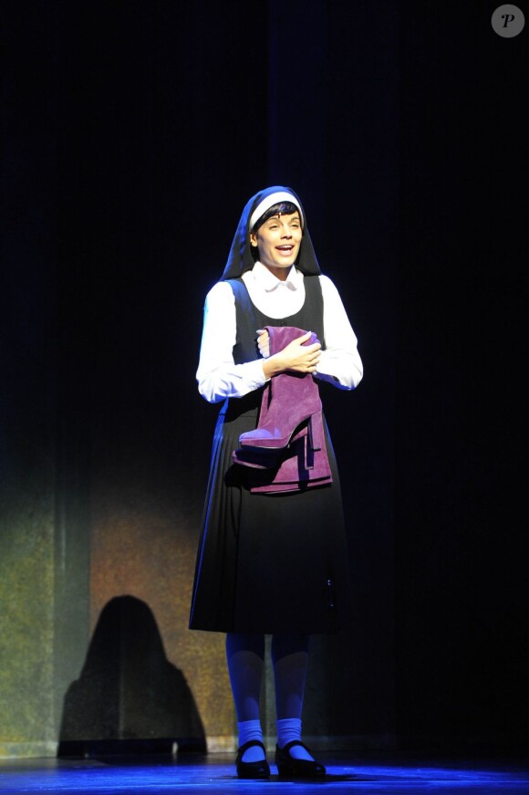Sarah Manesse sur scène à la première de Sister Act au Théâtre Mogador, à Paris, le 20 septembre 2012.