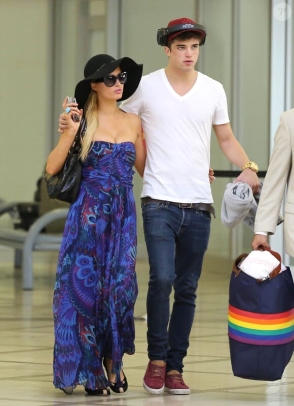 Paris Hilton arrive à l'aéroport LAX de Los Angeles, avec son boyfriend, le vendredi 21 septembre 2012.