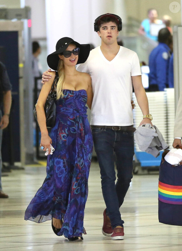 Paris Hilton, photographiée à l'aéroport LAX de Los Angeles, en compagnie de son boyfriend, le vendredi 21 septembre 2012.