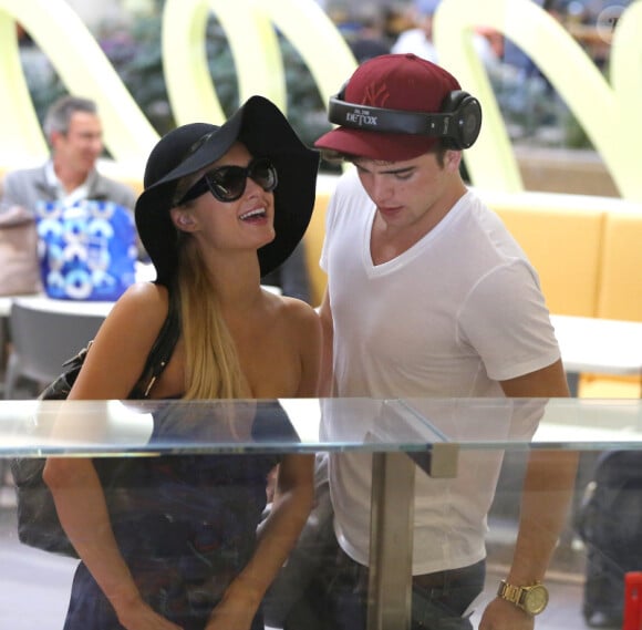 Paris Hilton arrive à l'aéroport LAX de Los Angeles, en compagnie de son boyfriend, le vendredi 21 septembre 2012.